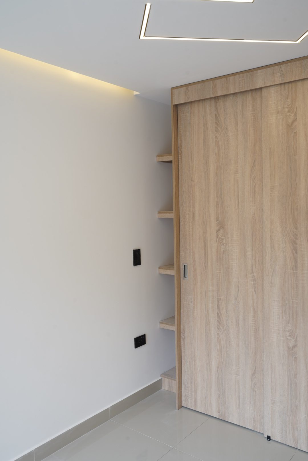 Avance de obra: clóset de madera y acabados en un apartamento de Living 57, en La Estrella, Antioquia