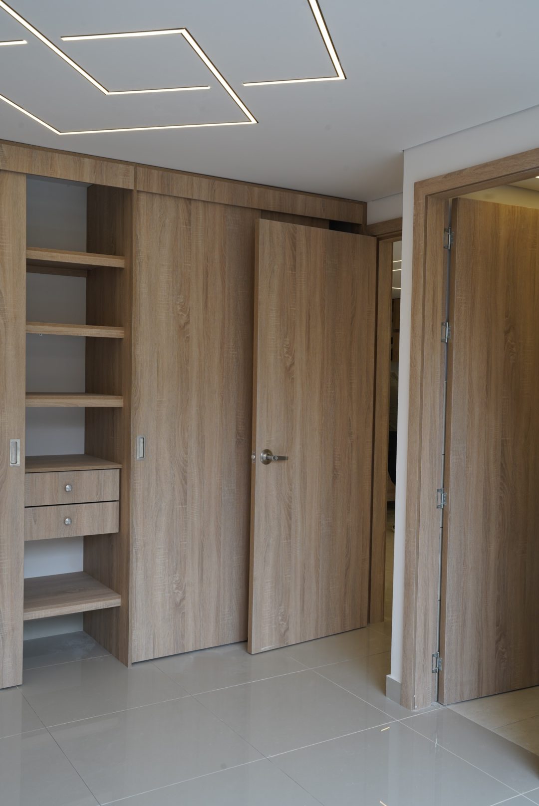 Avance de obra: clóset de madera con entrepaños en un apartamento de Living 57, en La Estrella, Antioquia