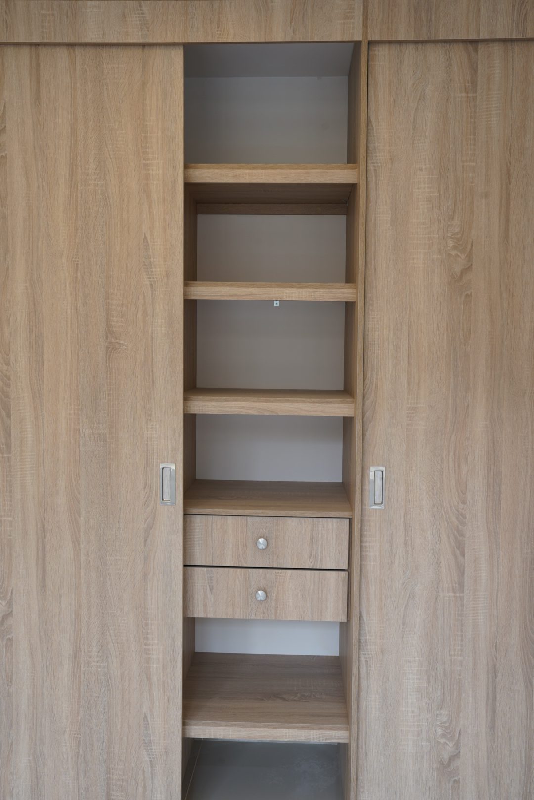 Avance de obra: detalle del clóset de madera con cajones en un apartamento de Living 57, en La Estrella, Antioquia